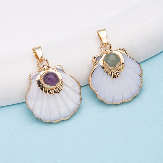 Colgante con borde dorado en forma de abanico de piedra natural con incrustaciones de concha 