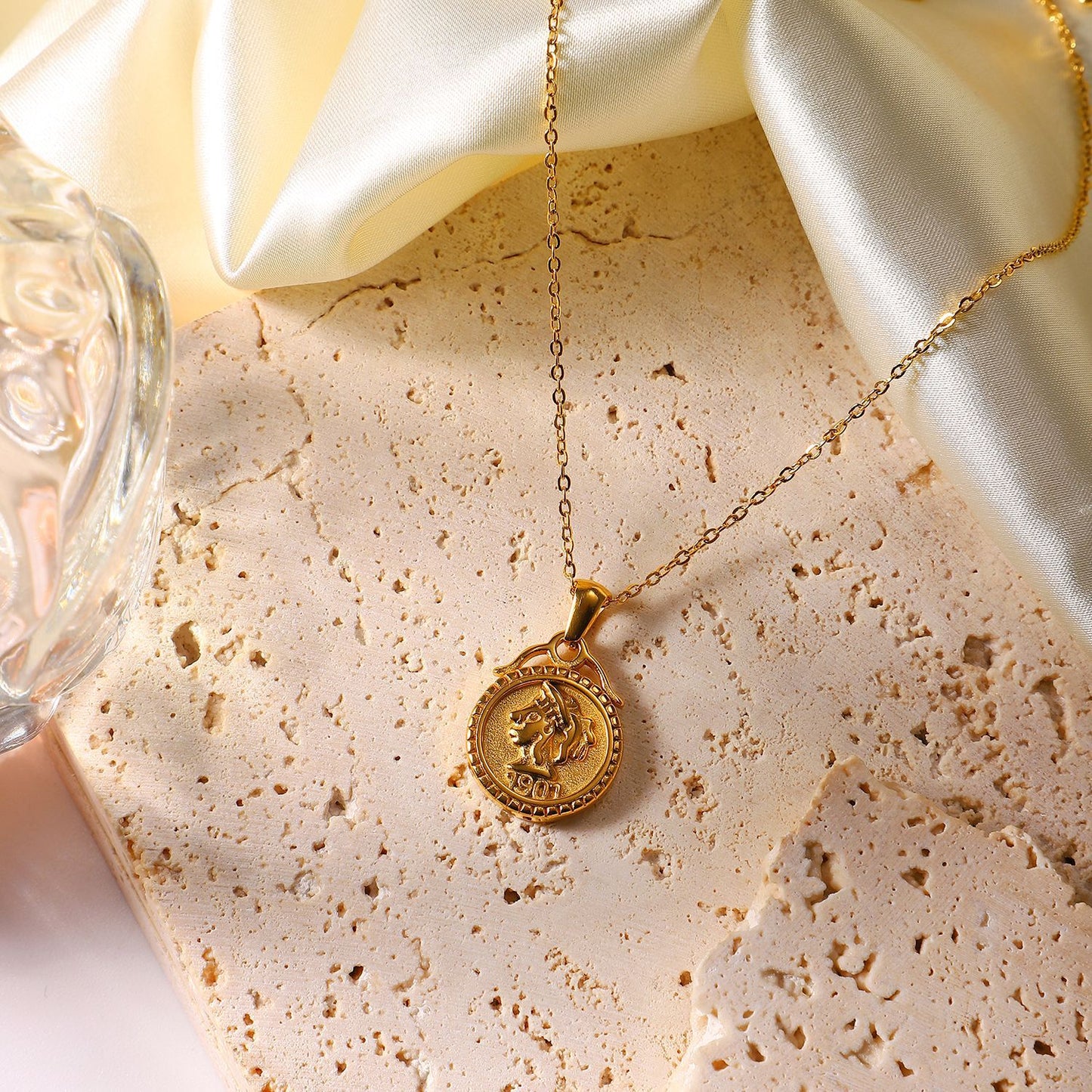 Collar con colgante de moneda con cabeza de reina 