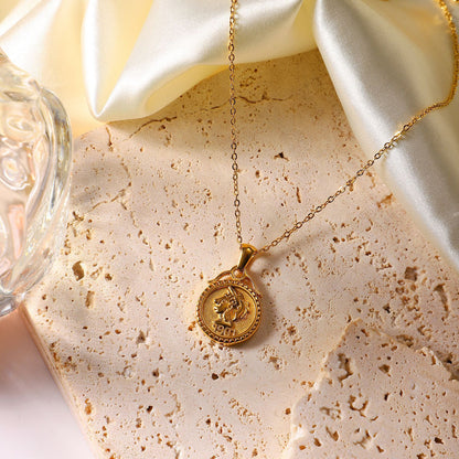 Collar con colgante de moneda con cabeza de reina 
