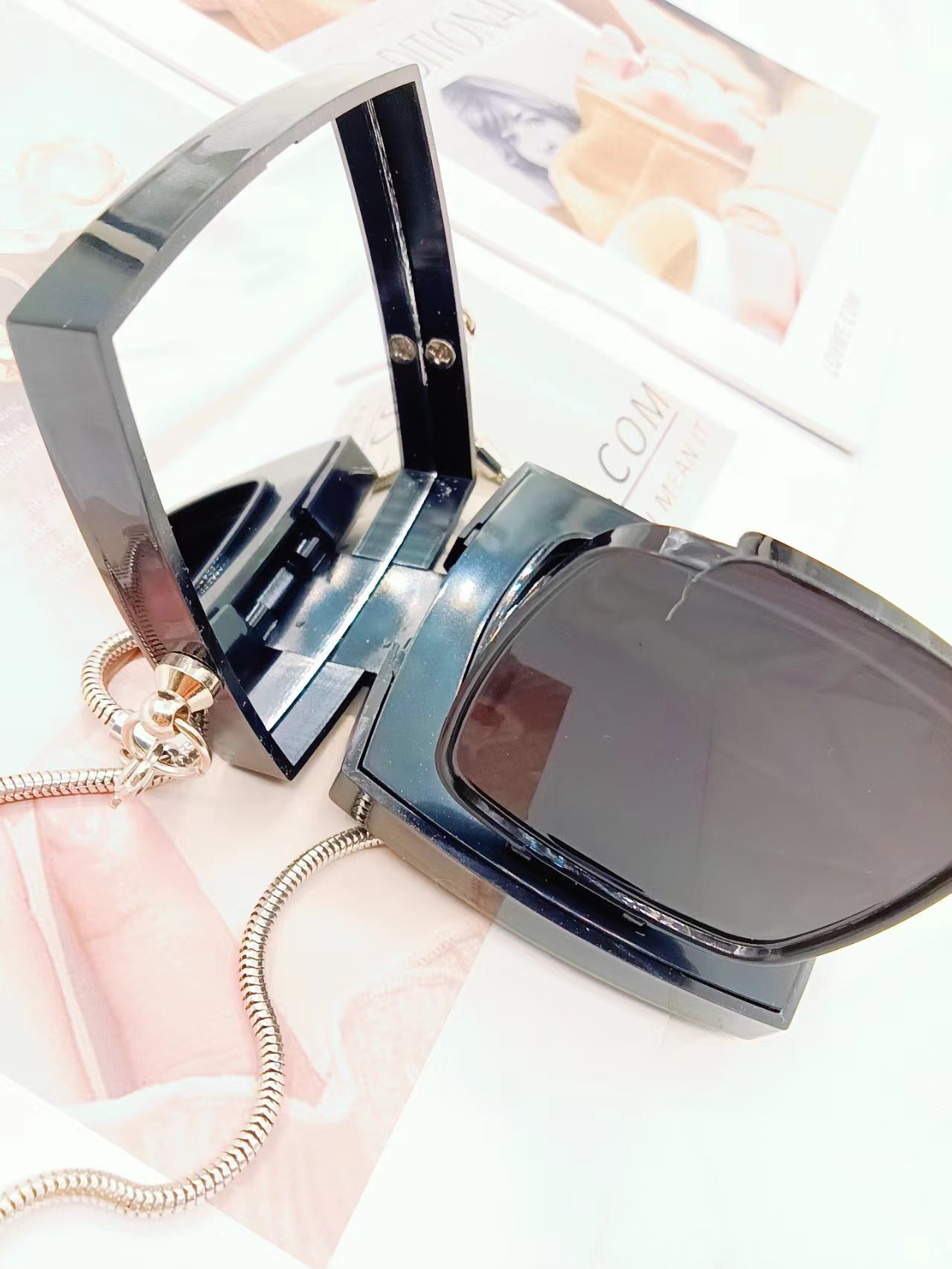 Versatile chain shoulder bag