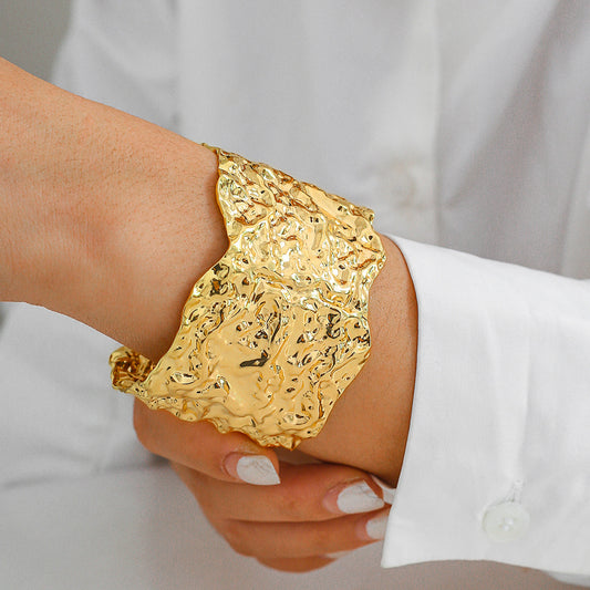 Pulsera de metal punk con marcas de viruela 