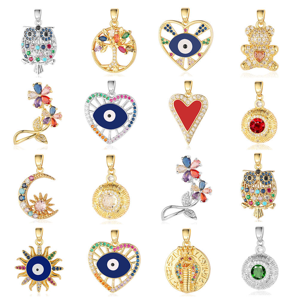 Colgante de cobre y circonita con forma de media luna y ojos 