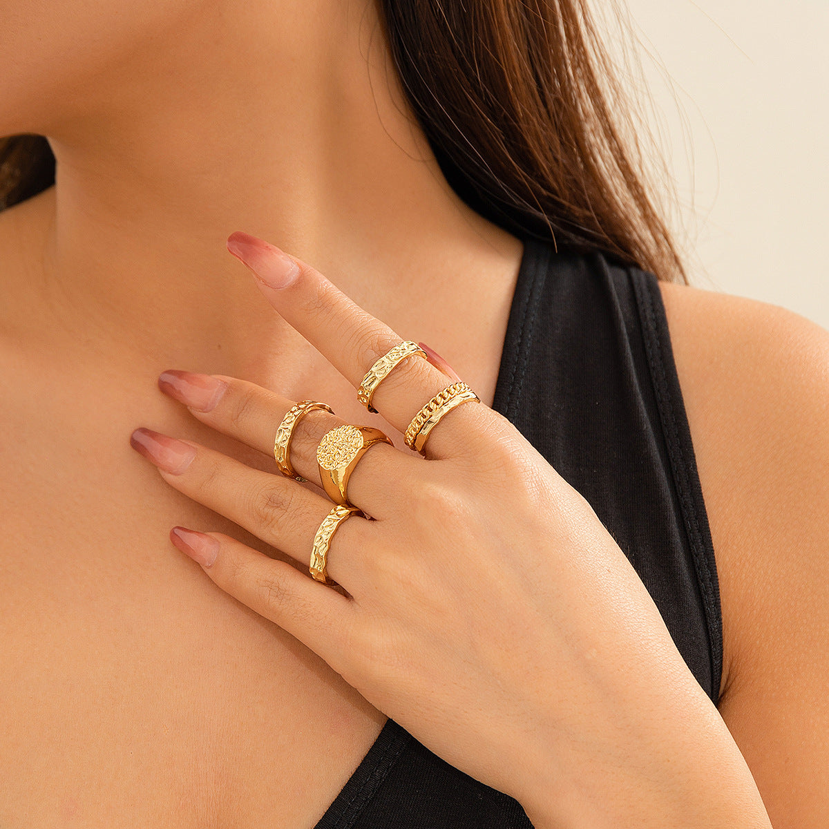 Anillo hueco con rosa serpentina estilo punk 