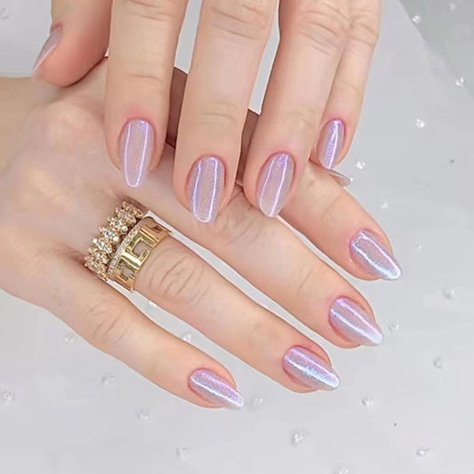 Uñas ovaladas redondas con destellos de color rosa y morado de Aurora 