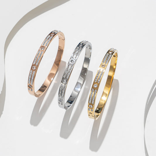 Pulseira simples e elegante em aço titânio com zircão, ouro rosa 18K 