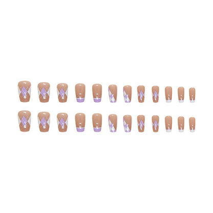 Uñas cortas de ballet color lila con forma de diamante 