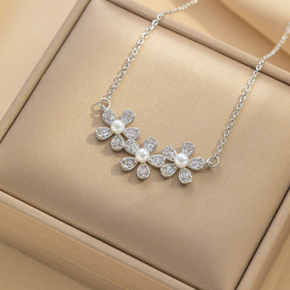 Colar de aço inoxidável com pingente de flor de zircão estilo doce 