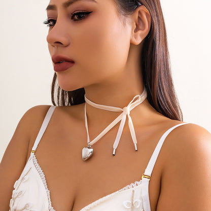 Collar de franela con cordones y colgante de corazón 