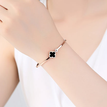 Shell four-leaf clover bracelet