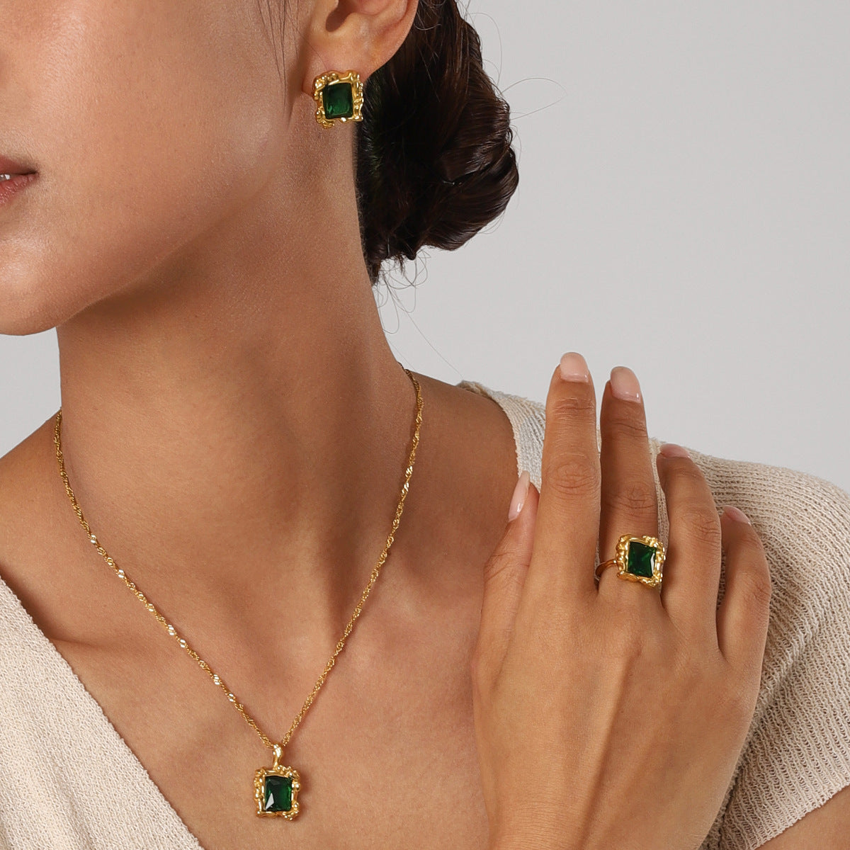 Anillo abierto con circonita verde texturizada 