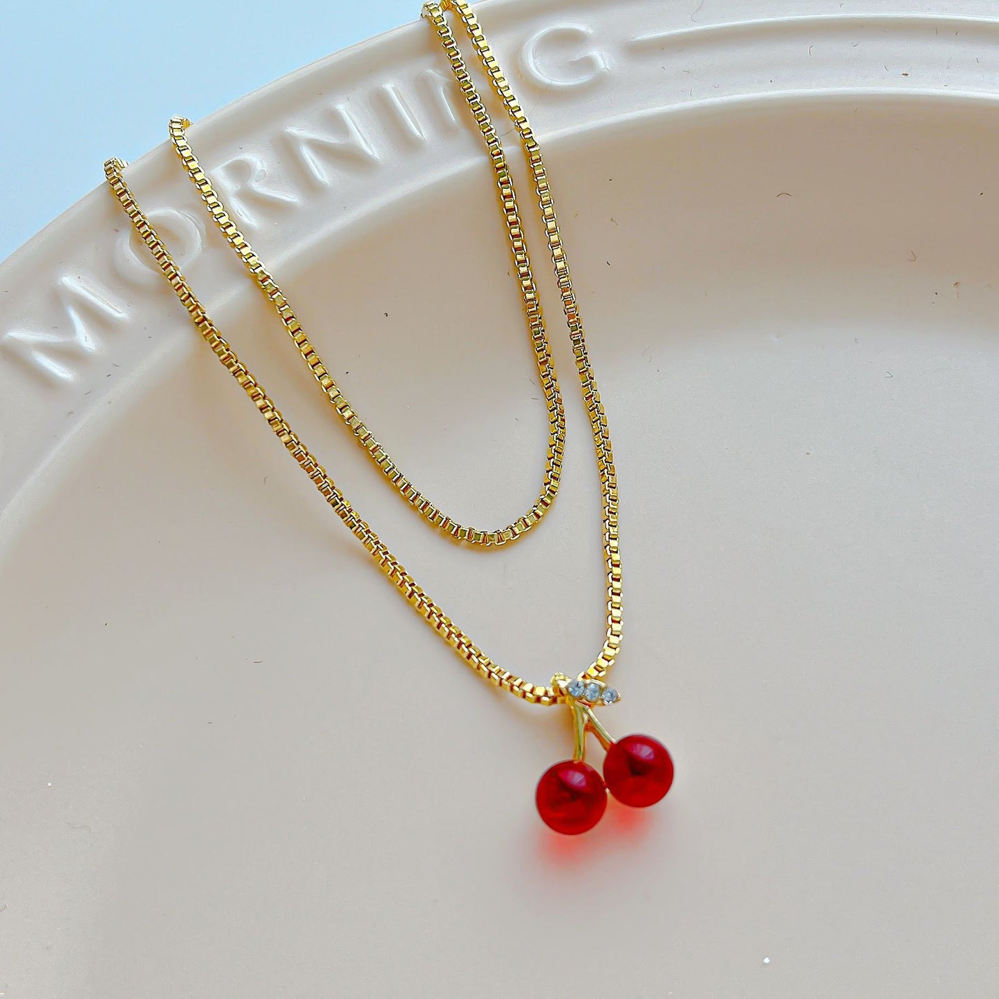 Collar con colgante de cereza roja 