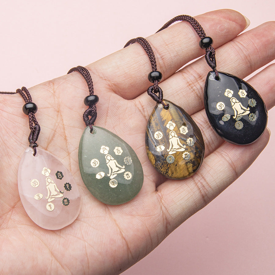 Colar com pingente de ioga gravado em cristal 