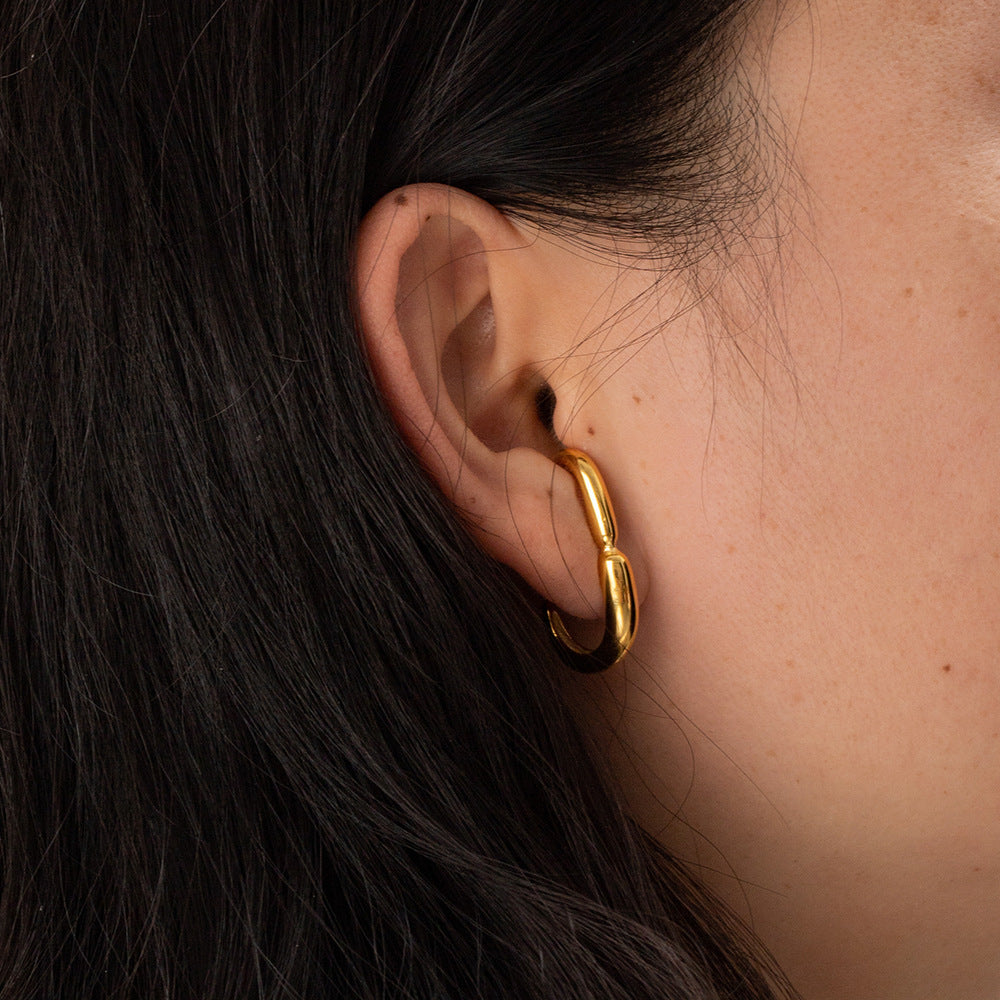 Geometric three-dimensional curve earrings