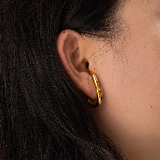 Geometric three-dimensional curve earrings