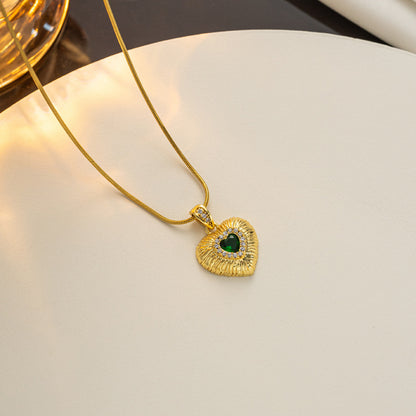 Colar com pingente de coração de zircônia cúbica esmeralda incrustada em ouro 18K 