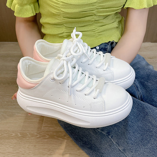 Zapatos blancos pequeños, zapatos de pan casuales, zapatillas deportivas de nicho. 