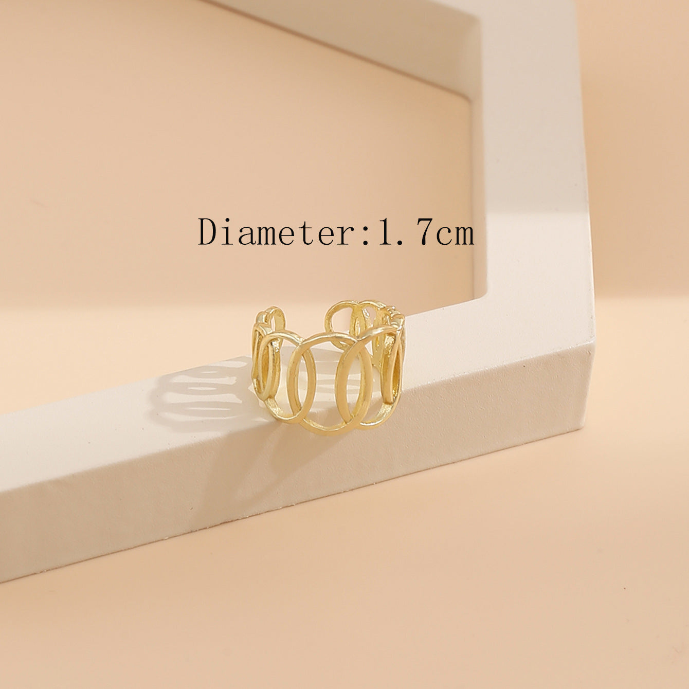 Anillo estilo punk con diseño de moda retro. 
