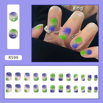 Uñas de color azul hielo puro 