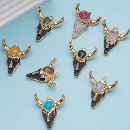 Pingente de aventurina verde incrustado com cabeça de touro em resina de cristal 