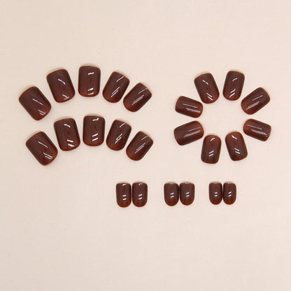 Uñas postizas de color marrón rojizo para usar en otoño/invierno 
