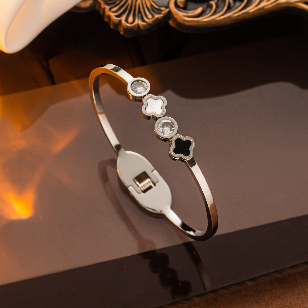 Elegante pulseira de trevo de aço inoxidável com diamantes 