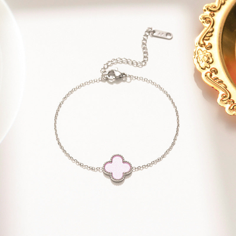 Pulseira feminina em aço titânio - trevo preto e branco, corrente em ouro rosa 