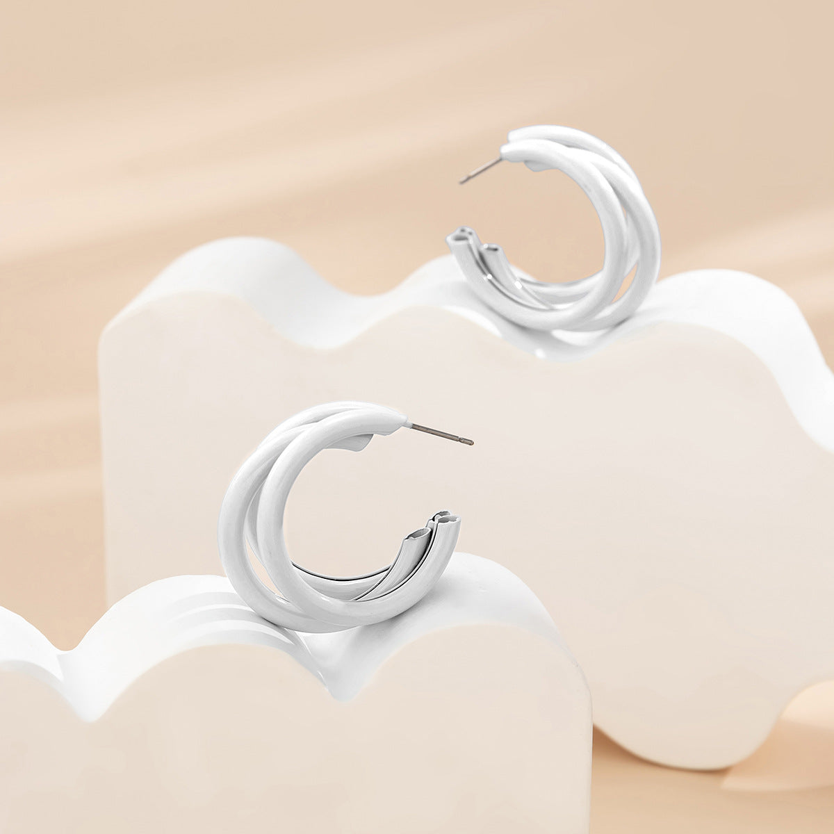 Pendientes de botón con forma de C y anillo liso