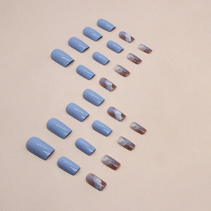 Uñas postizas cuadradas de longitud media en tonos azules que realzan el blanco 