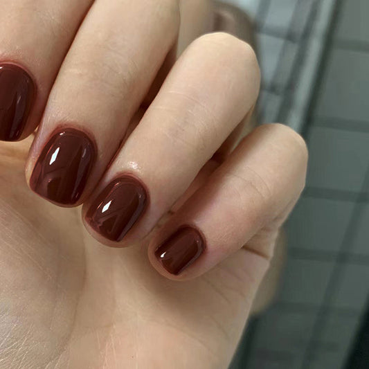 Uñas postizas de color marrón rojizo para usar en otoño/invierno 