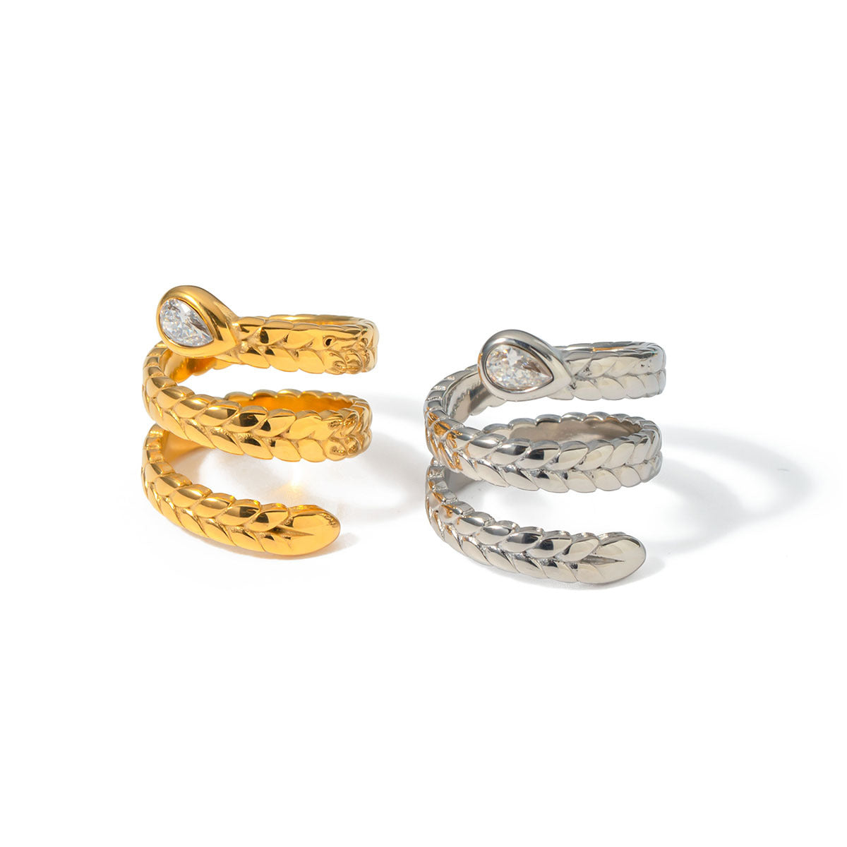 Anillo con circonitas en forma de serpiente. 