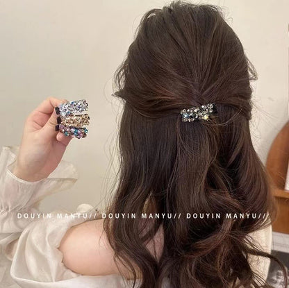 Pinza para el pelo elegante con clip lateral de diamantes de imitación de colores 