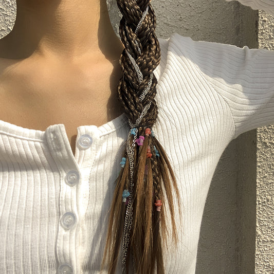 Ata el cabello con una cadena fina y sujeta los accesorios para el cabello a un costado. 