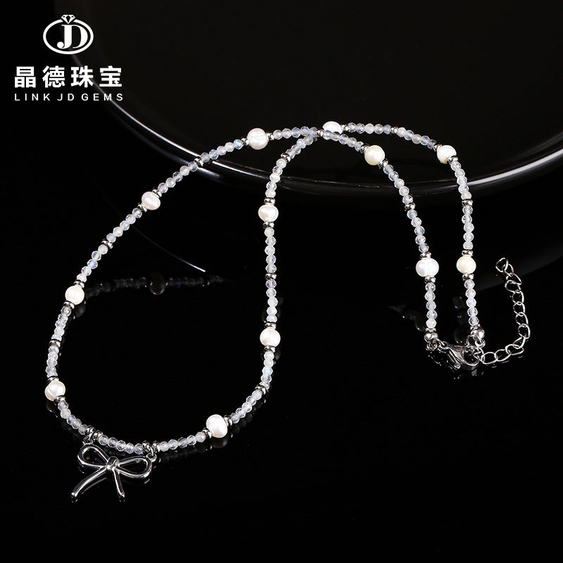 Collar de perlas barrocas de color gris natural con forma de luna 