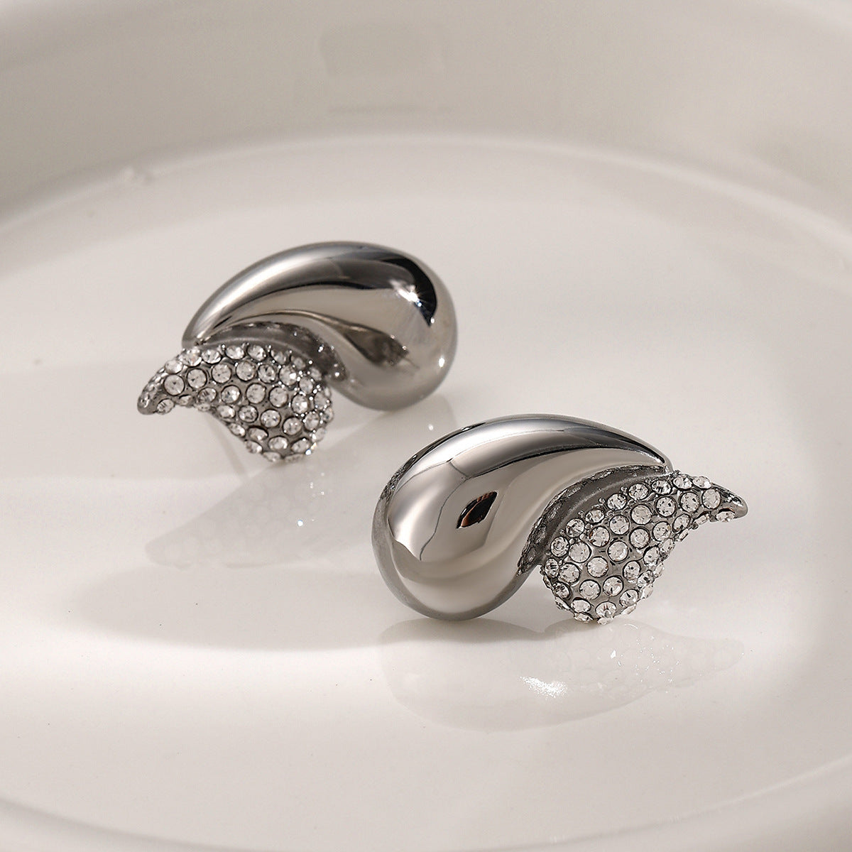 Double teardrop-shaped rhinestone earrings