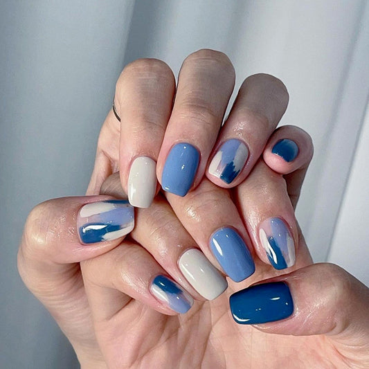 Uñas postizas cortas en forma de T en contraste de color azul oscuro 
