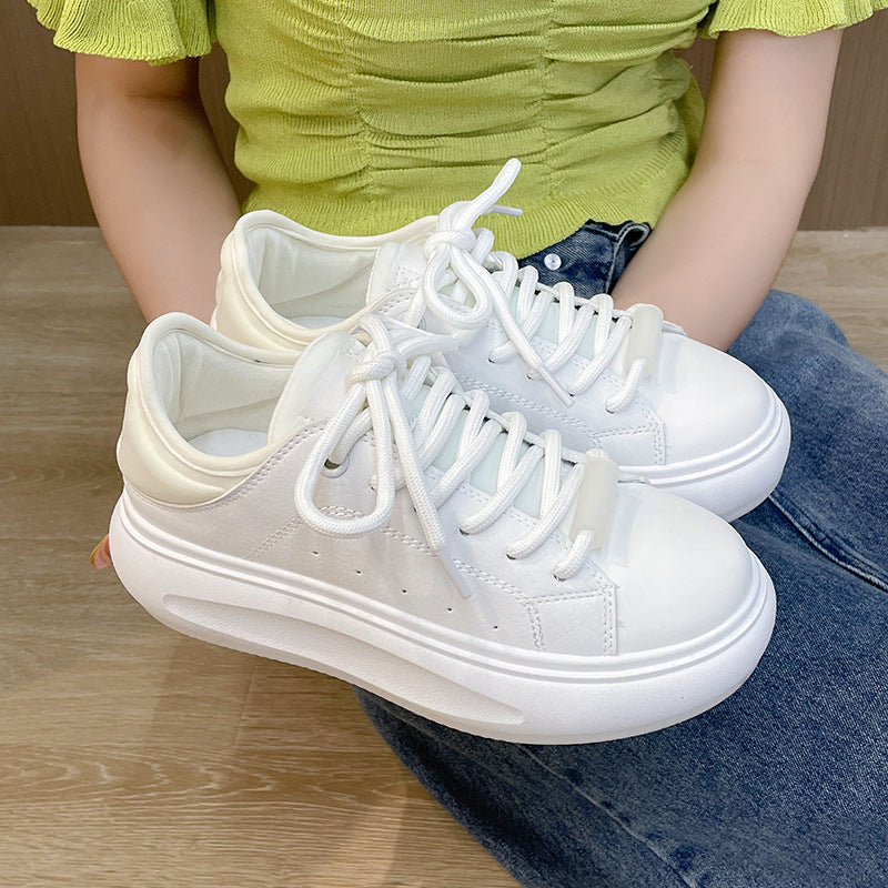 Zapatos blancos pequeños, zapatos de pan casuales, zapatillas deportivas de nicho. 