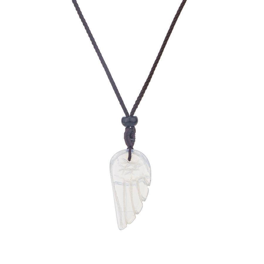 Colar com pingente de asas esculpidas em cristal 