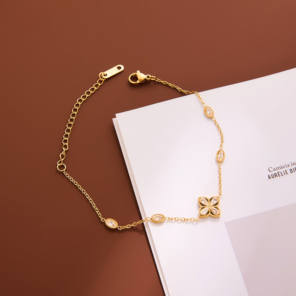 White Diamond Four-Leaf Clover Bracelet — Women's Light Luxury