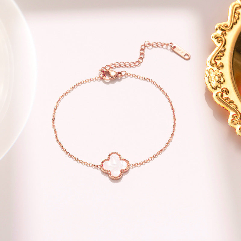 Pulseira feminina em aço titânio - trevo preto e branco, corrente em ouro rosa 