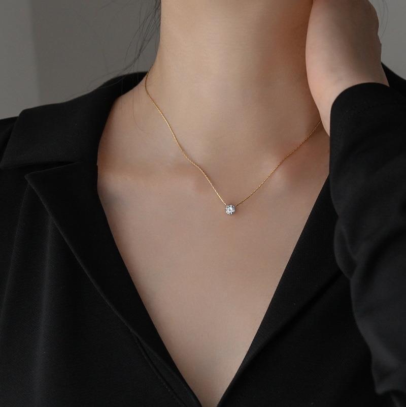 Women's Gold Six-Claw Diamond Pendant Collarbone Necklace — Fade-Resistant