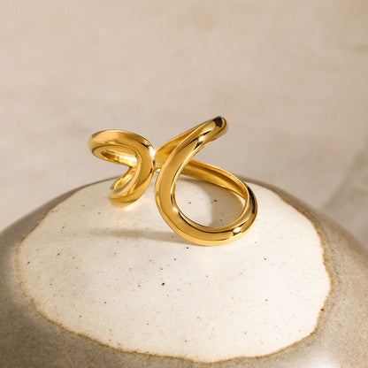 Anillo de acero inoxidable en oro pulido de 18k 