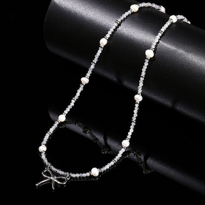 Collar de perlas barrocas de color gris natural con forma de luna 