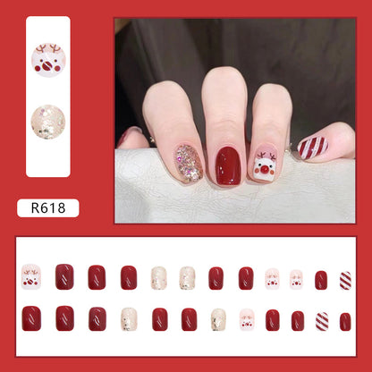 Uñas navideñas con renos en color rojo granada 