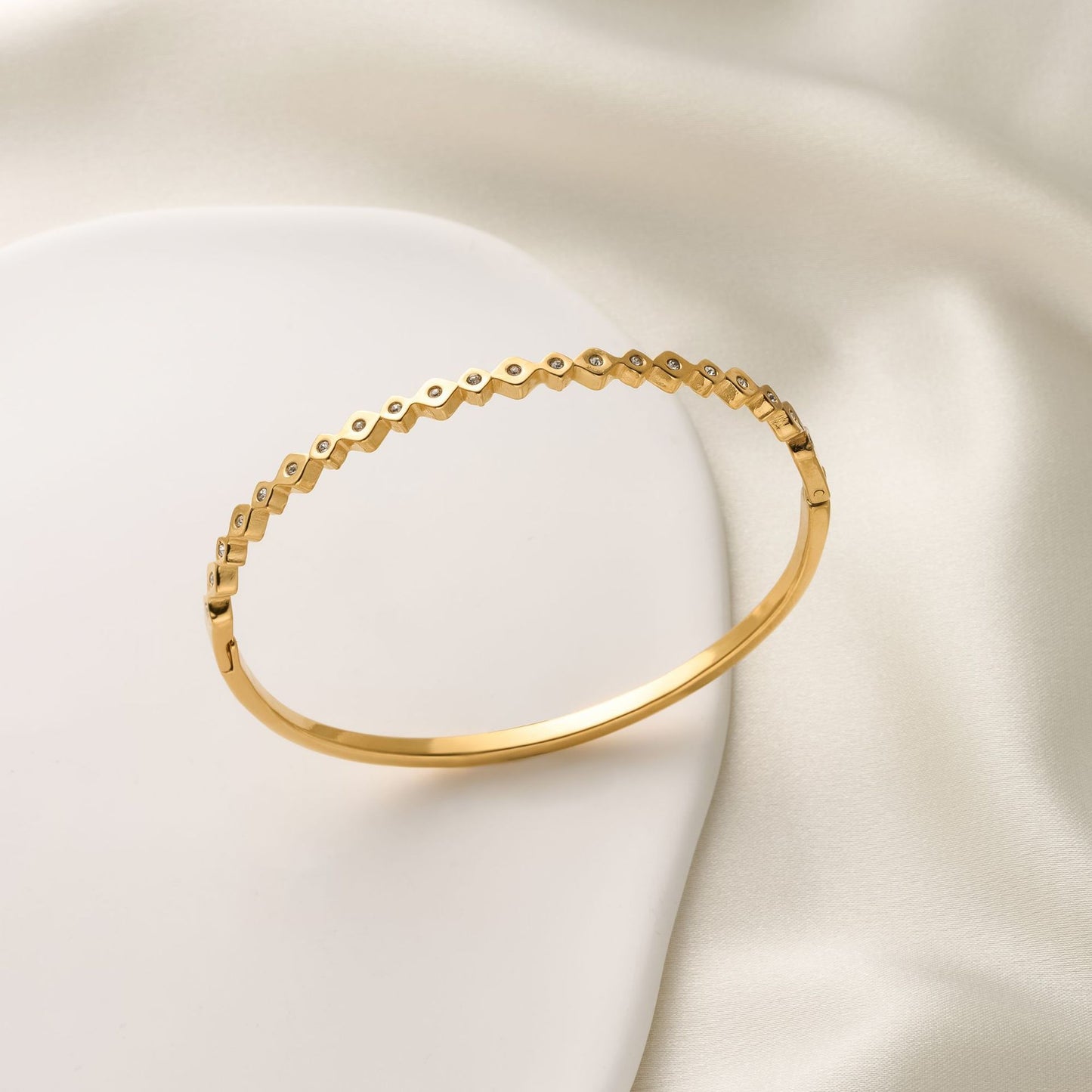 Rhombus Buckle Row Diamond Bracelet