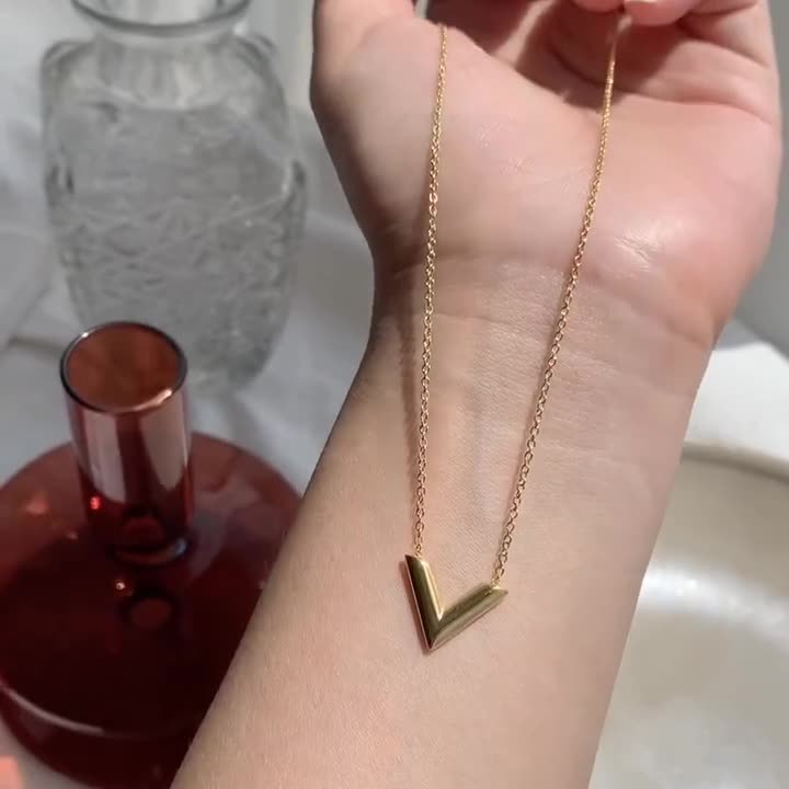 Women's Titanium Steel V Pendant Collarbone Necklace — Non-Fading