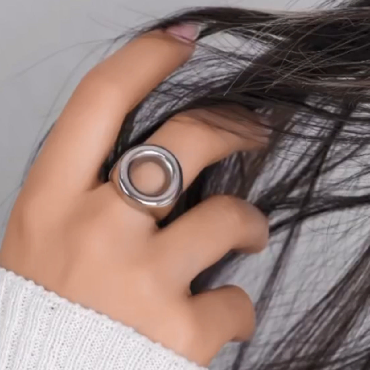 18k gold round hollow ring