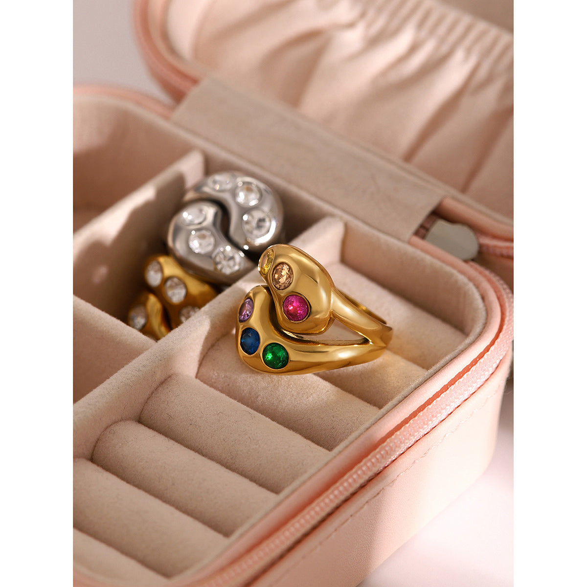Teardrop-shaped round zircon ring