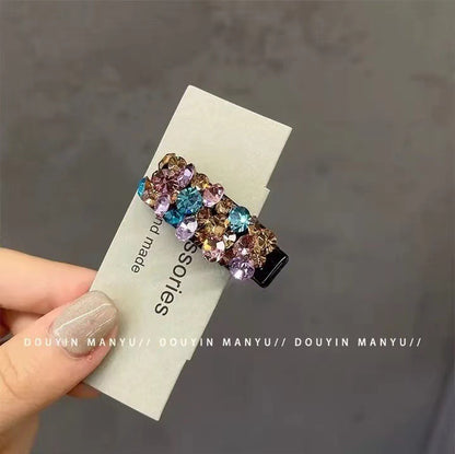 Pinza para el pelo elegante con clip lateral de diamantes de imitación de colores 