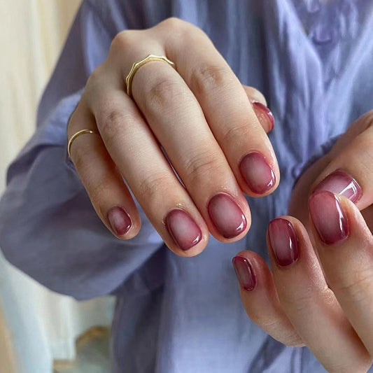 Uñas postizas cortas con degradado de color rubor 