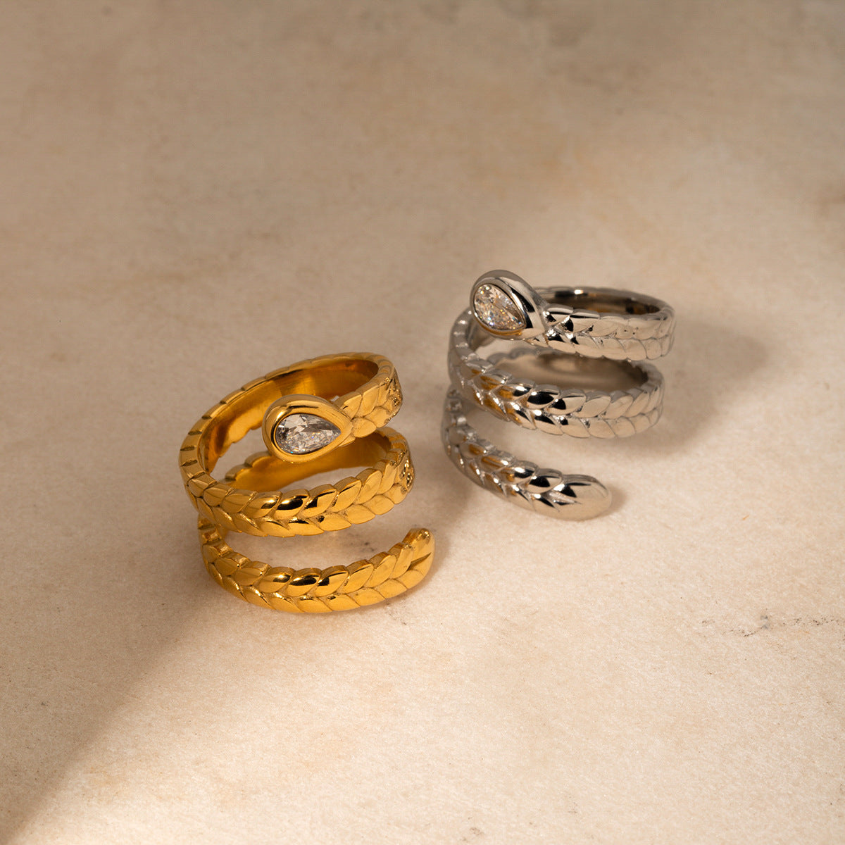 Anillo con circonitas en forma de serpiente. 